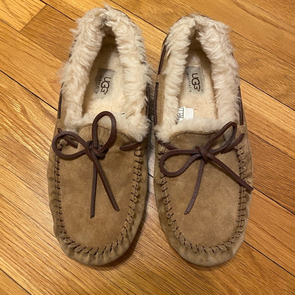 UGG Womens Dakota Moccasins